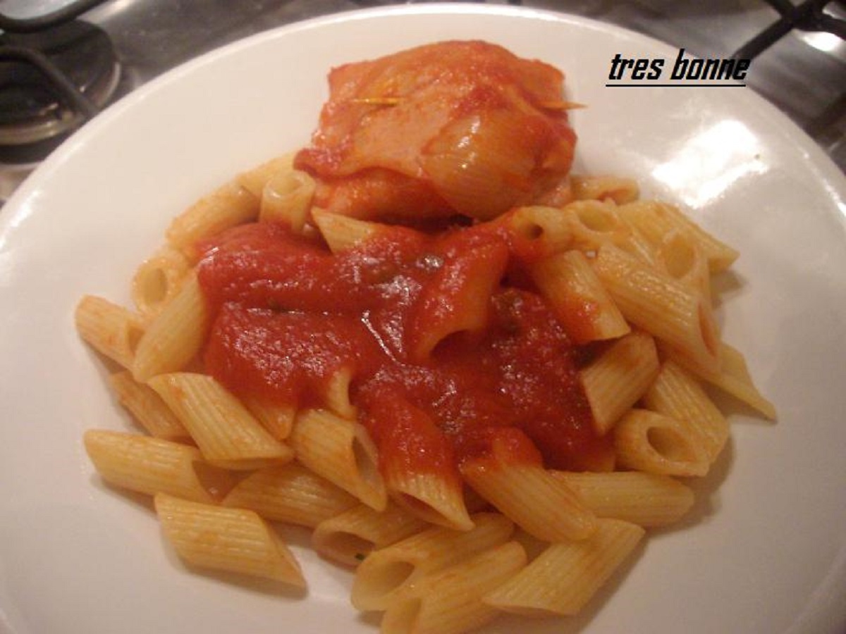 Penne rigate ao molho com rolinhos de mortadela