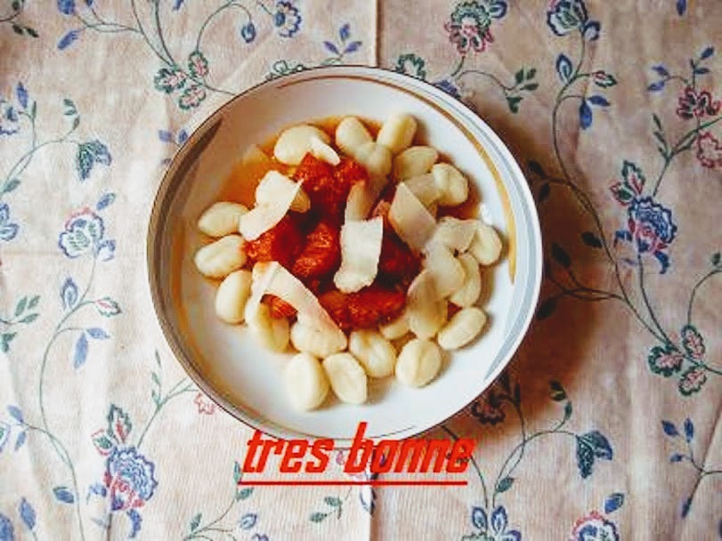 NHOQUE AO MOLHO DE TOMATE FRESCO