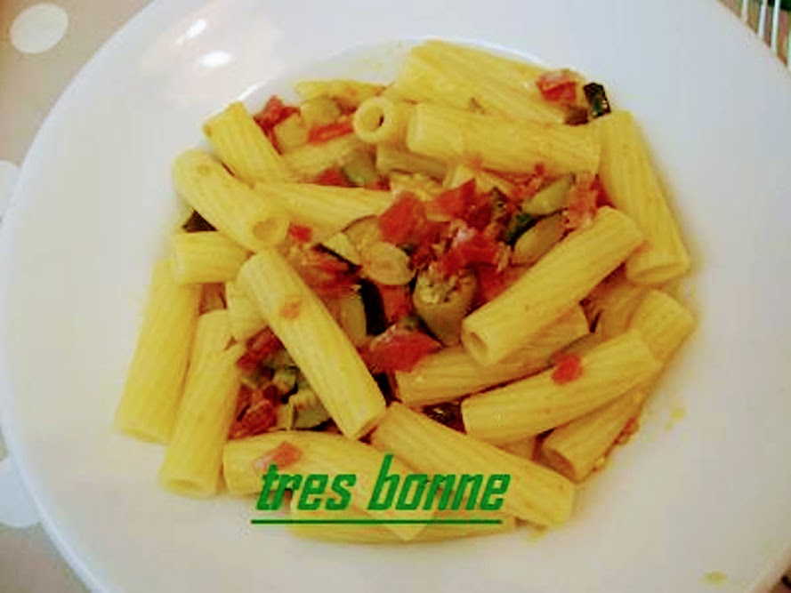 Macarrão com abobrinha, pimentão e speck