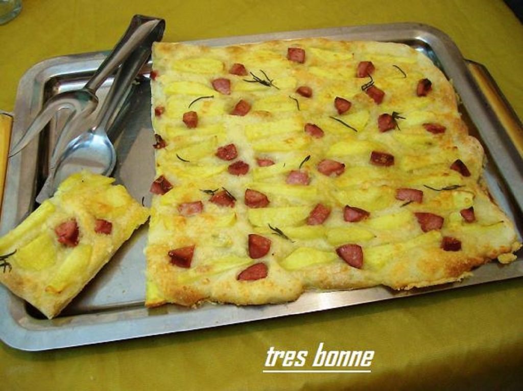 Focaccia com batatas e salsichas
