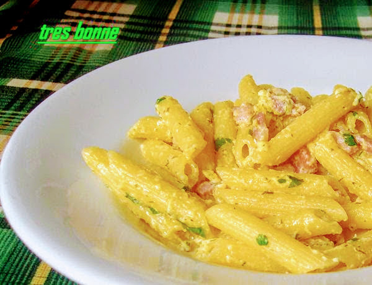Penne à carbonara com vinho branco e salsa