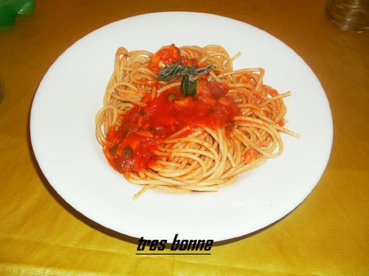 Espaguete integral com tomate, atum e manjericão