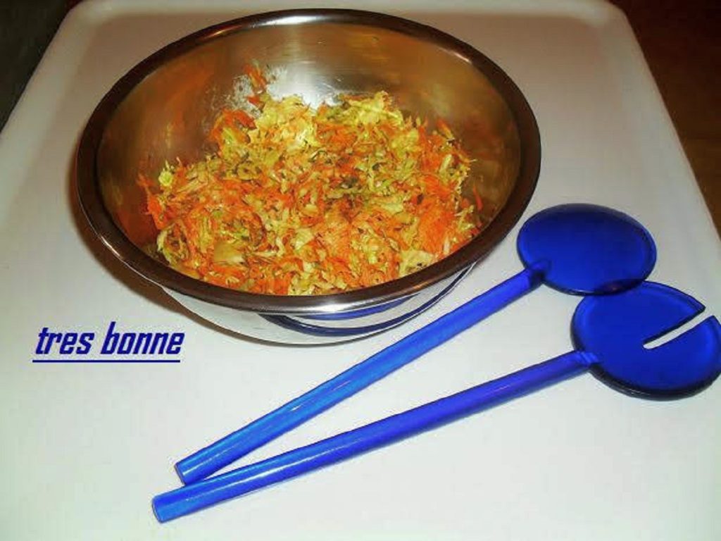 Salada de repolho e cenoura crua
