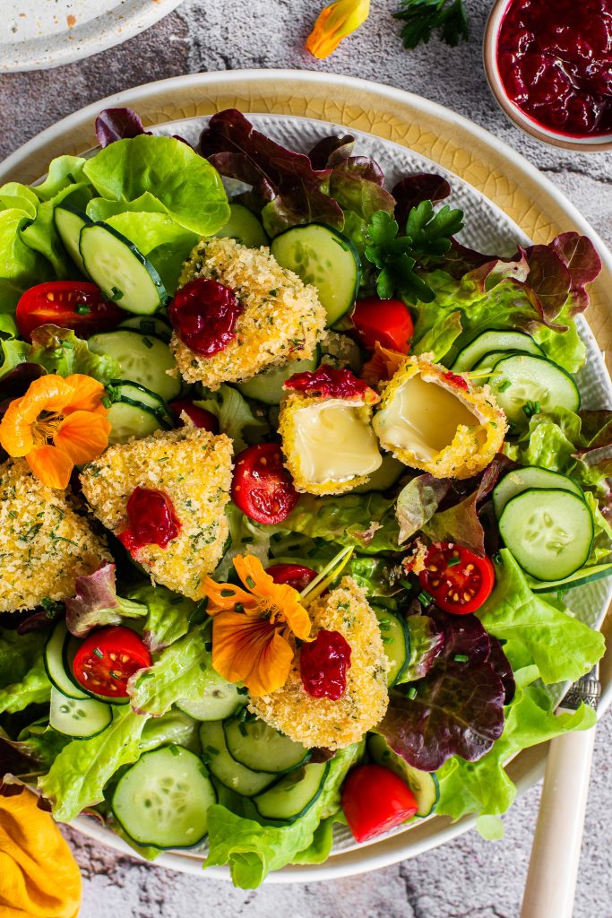 Camembert frito na salada