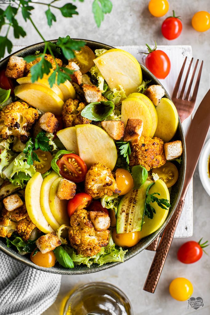 Salada com couve-flor assada e maçãs Golden Delicious