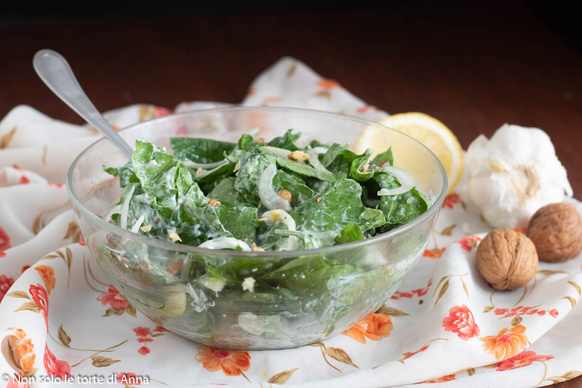 Salada de espinafre cru e iogurte grego