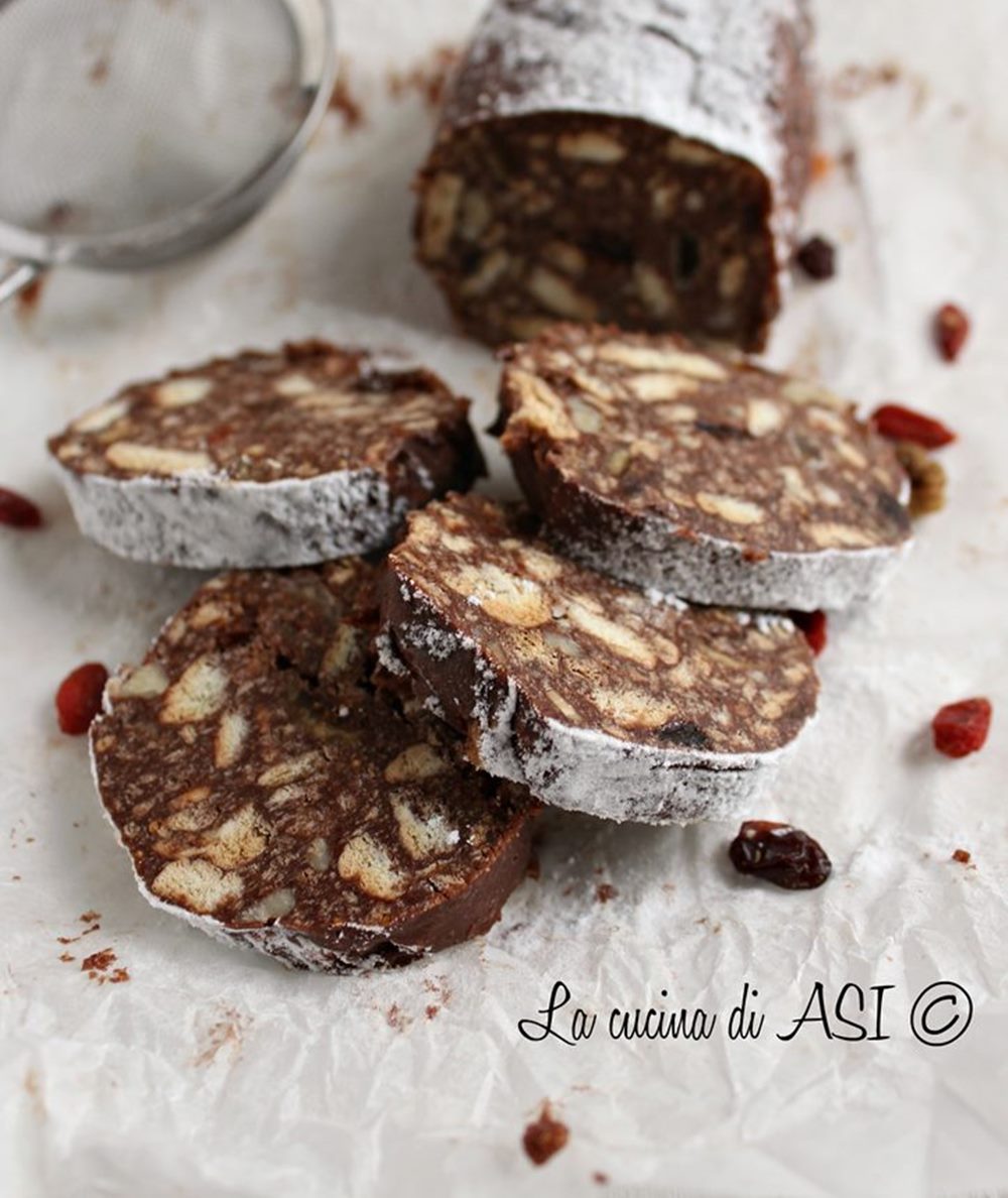 Salame de chocolate com goji, uva-passa e amêndoas