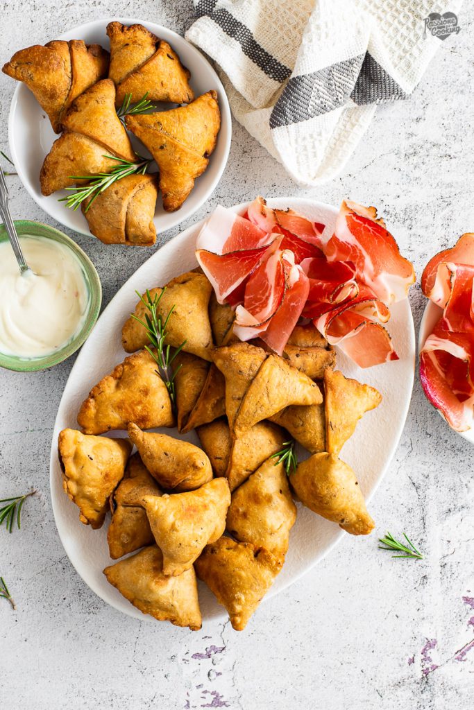 Samosas com cebolas e Speck Alto Adige IGP