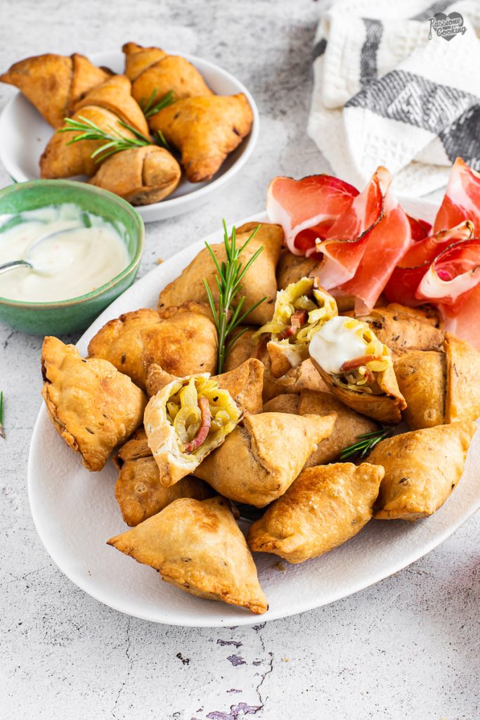 Samosas com cebolas e Speck Alto Adige IGP