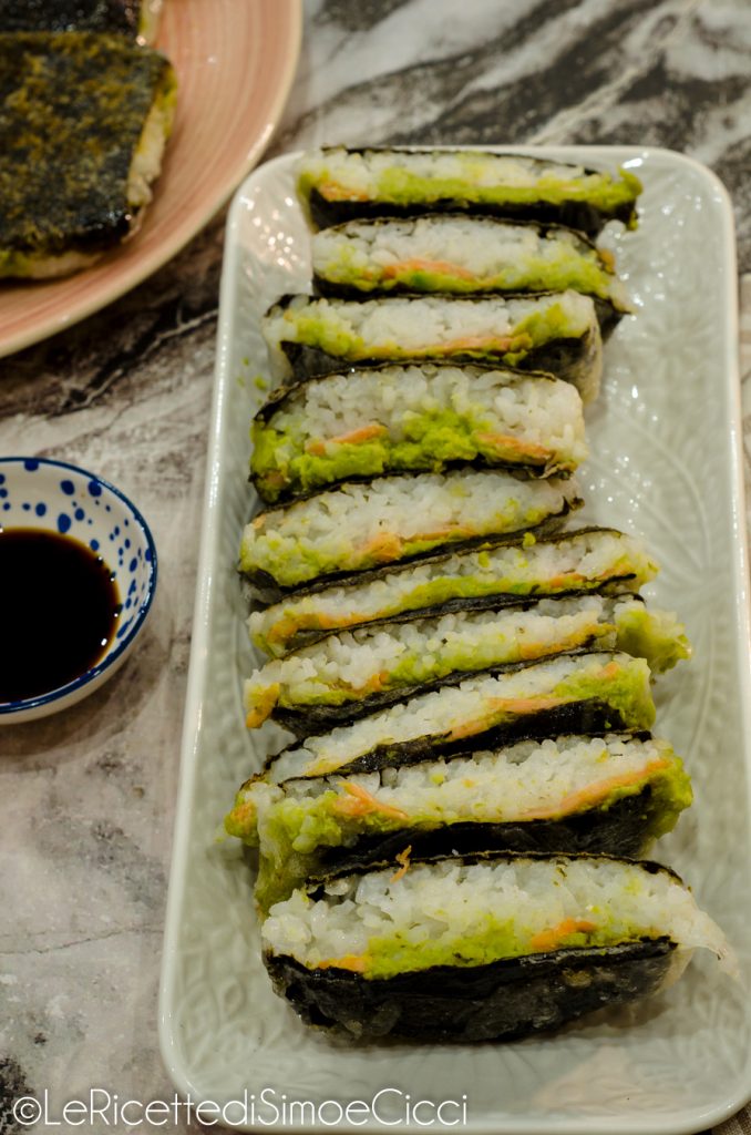 Onigirazu crocantes ou sushi sandwich com salmão e avocado