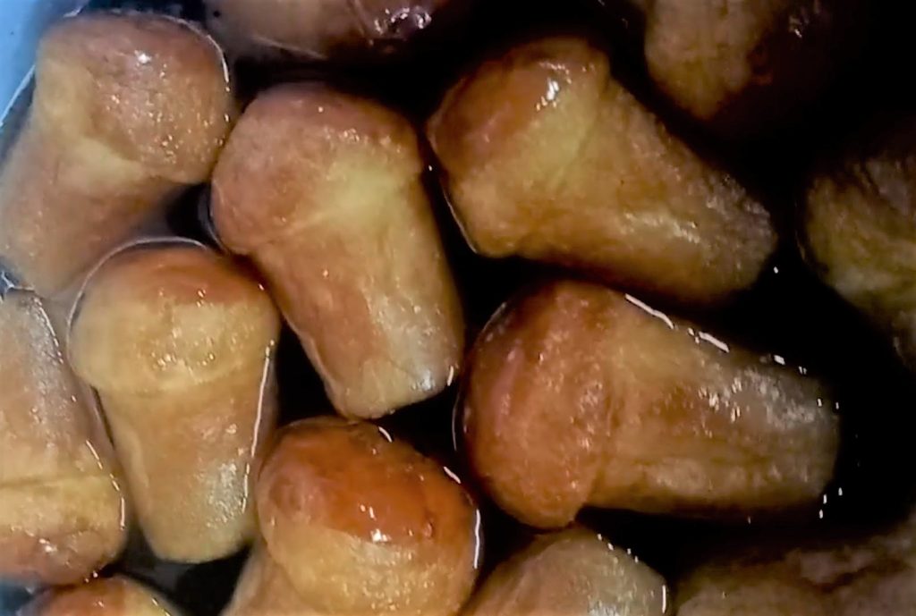 os Babás ao rum com creme de leite e morangos