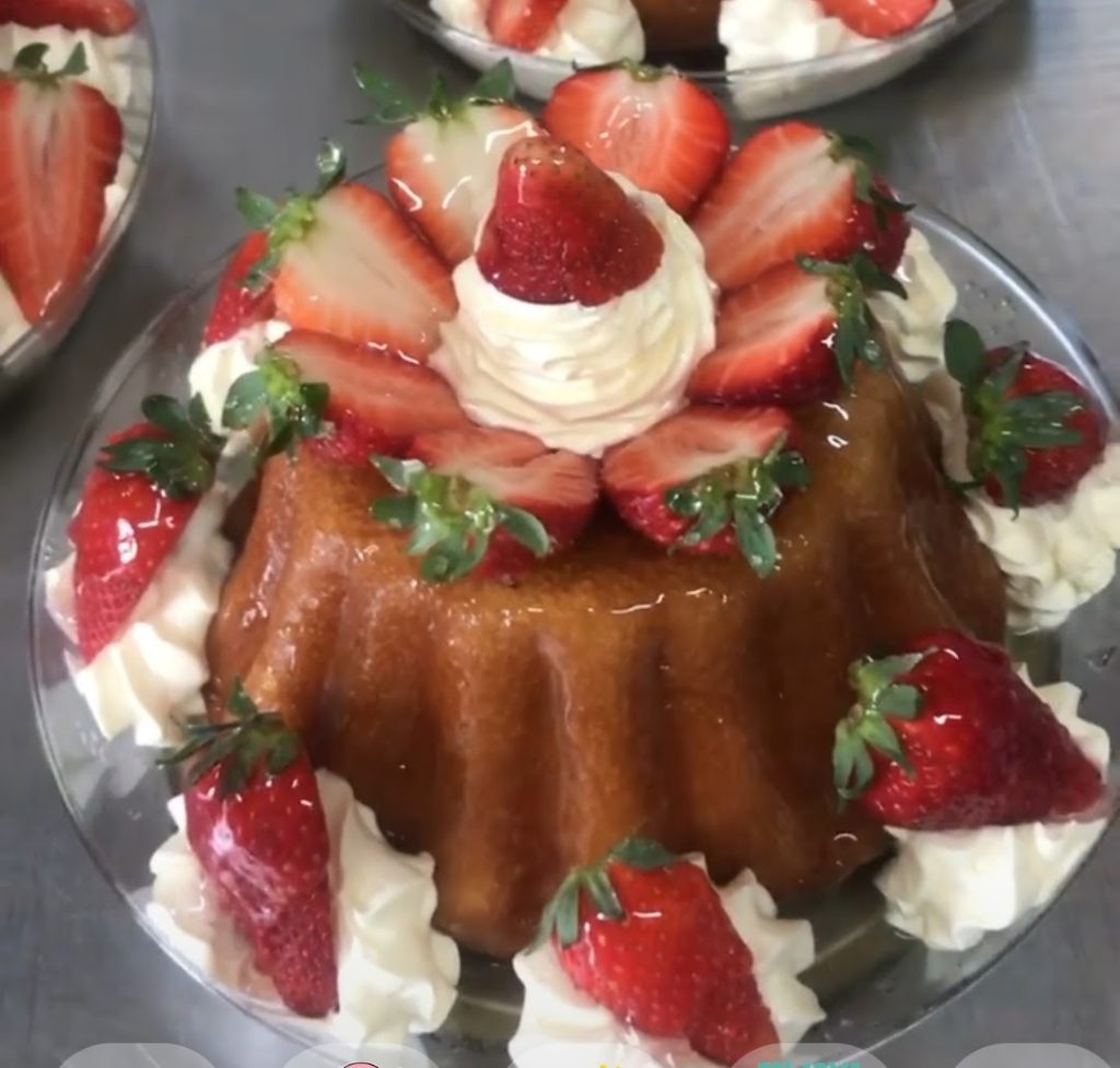 os Babás ao rum com creme de leite e morangos