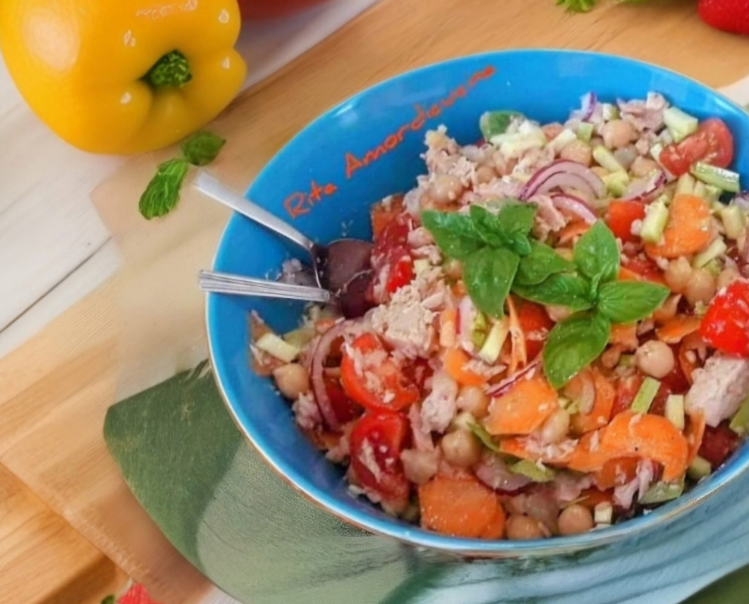 Salada proteica de grão-de-bico e atum