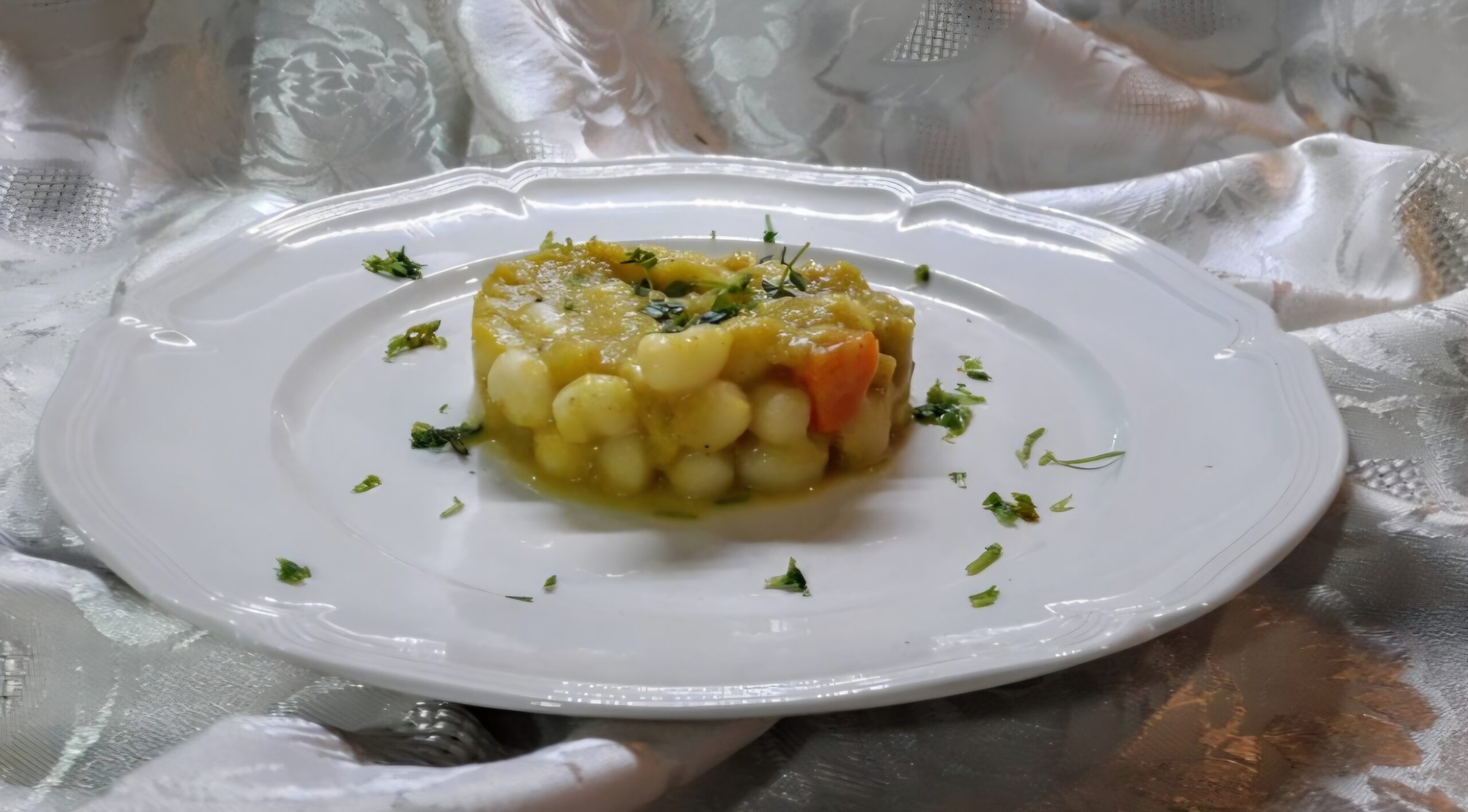 Nhoque com creme de alho-poró e peixe-espada