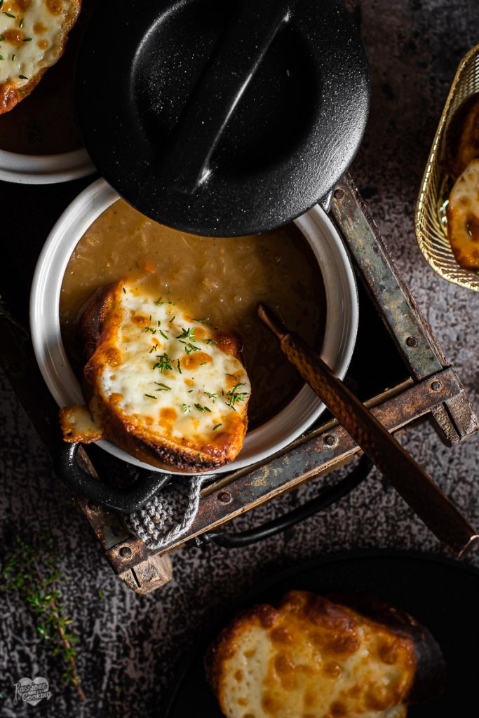 Sopa de cebola com croutons de queijo