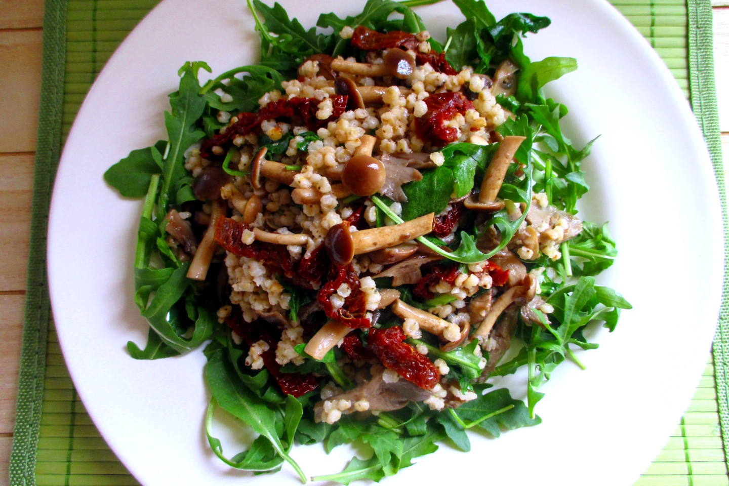 Sorgo com cogumelos mistos, rúcula e tomates secos
