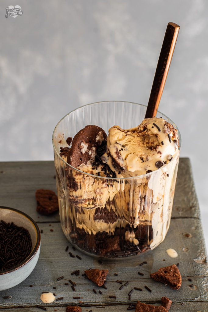 Sorvete de cookies e avelãs