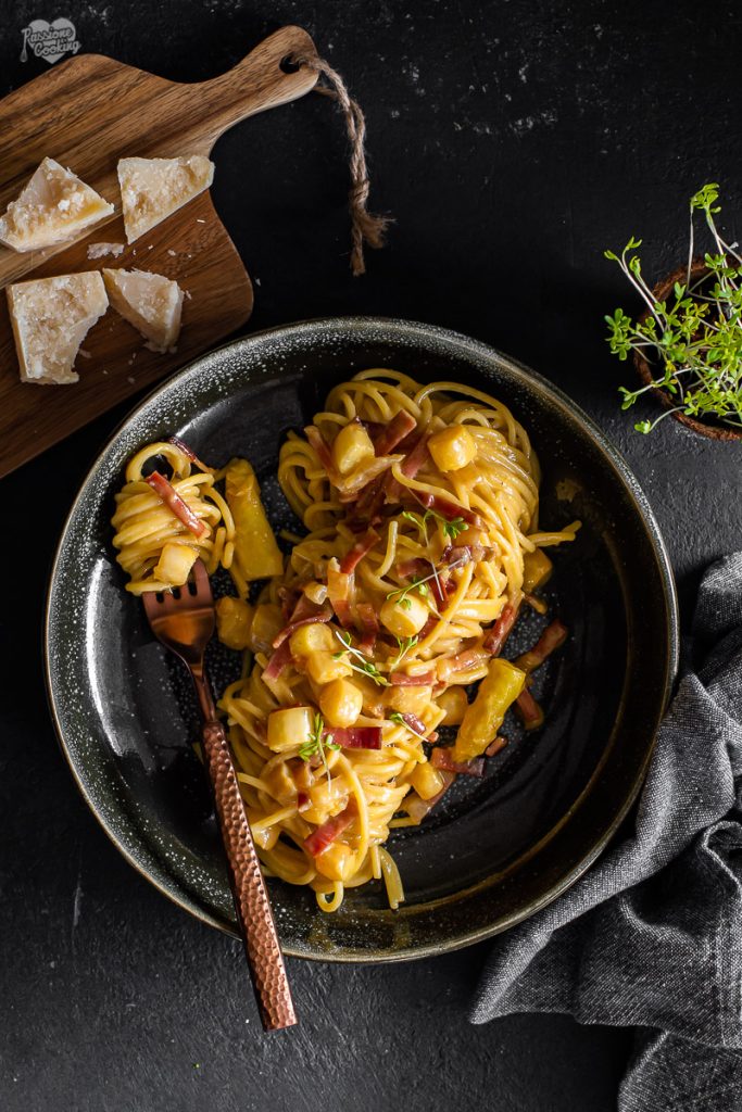 Carbonara com speck e aspargos