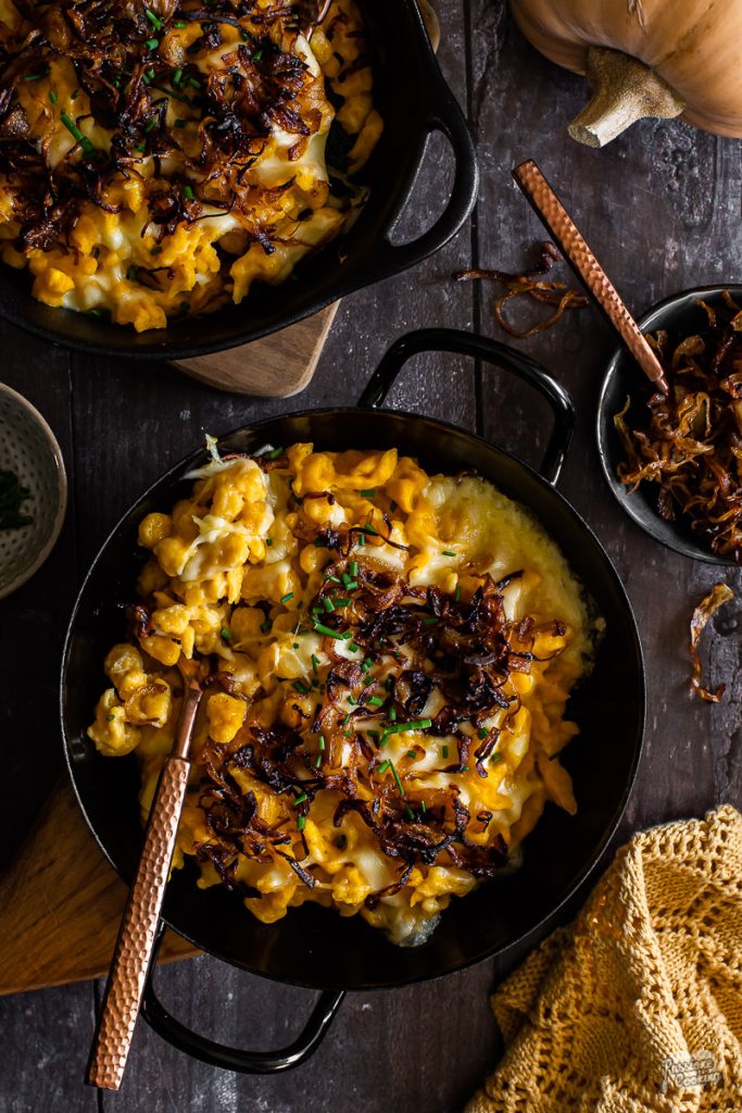 Spätzle de abóbora com queijo e cebolas fritas