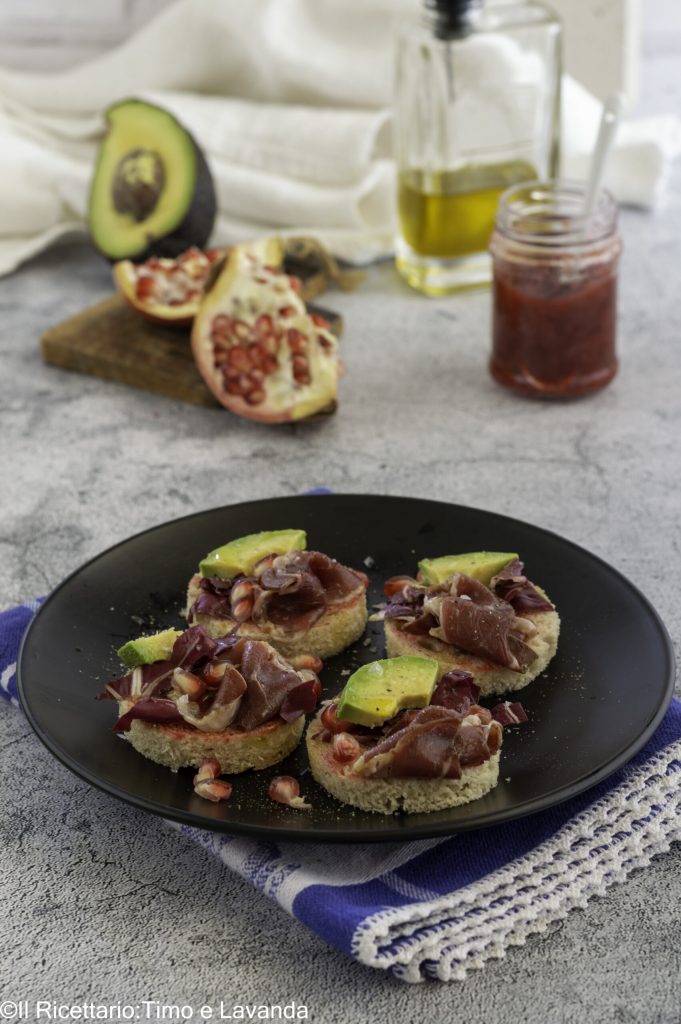 tartine com romã e speck de pato