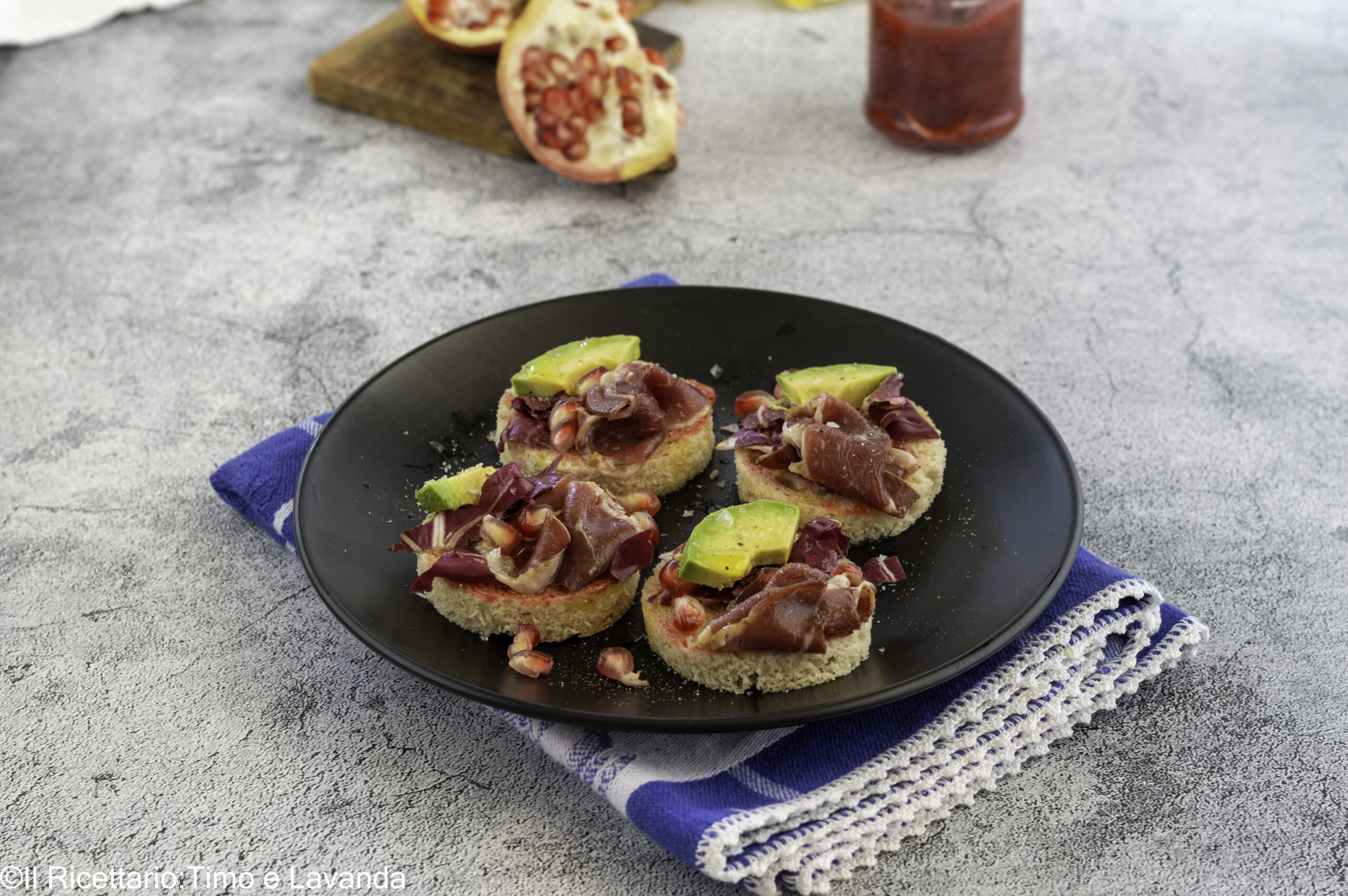 Tartine com romã e speck de pato