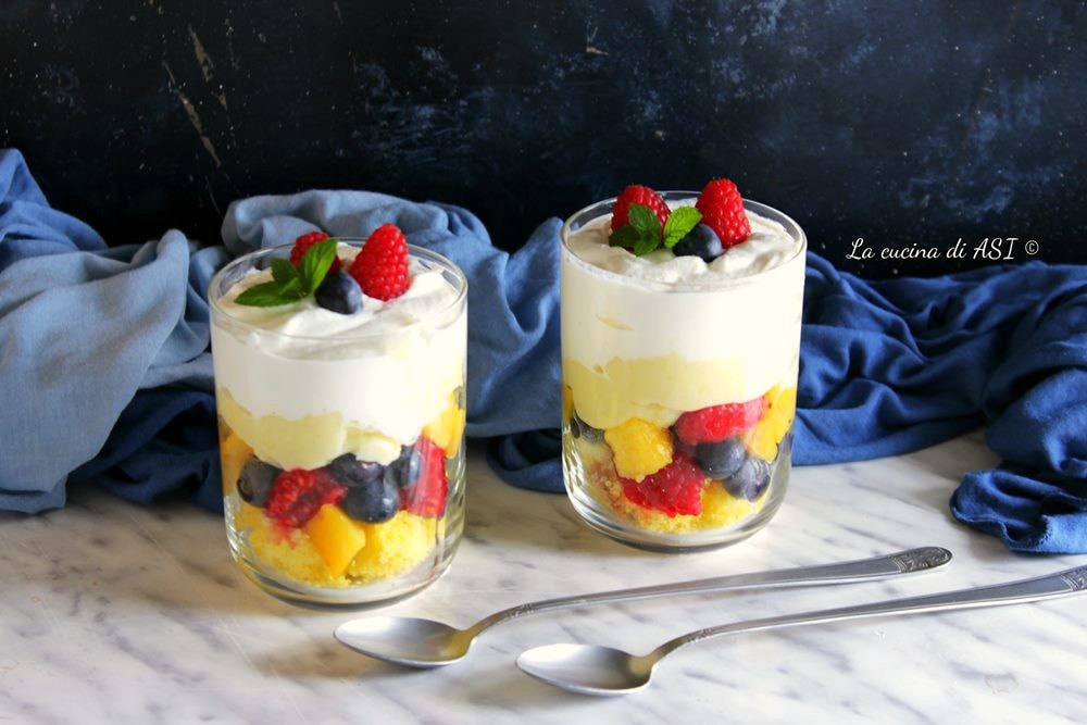 Taça com frutas e creme