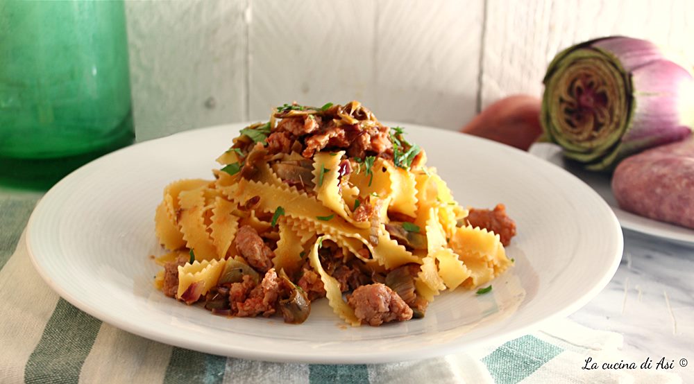 Tagliatelle com salsicha e alcachofras