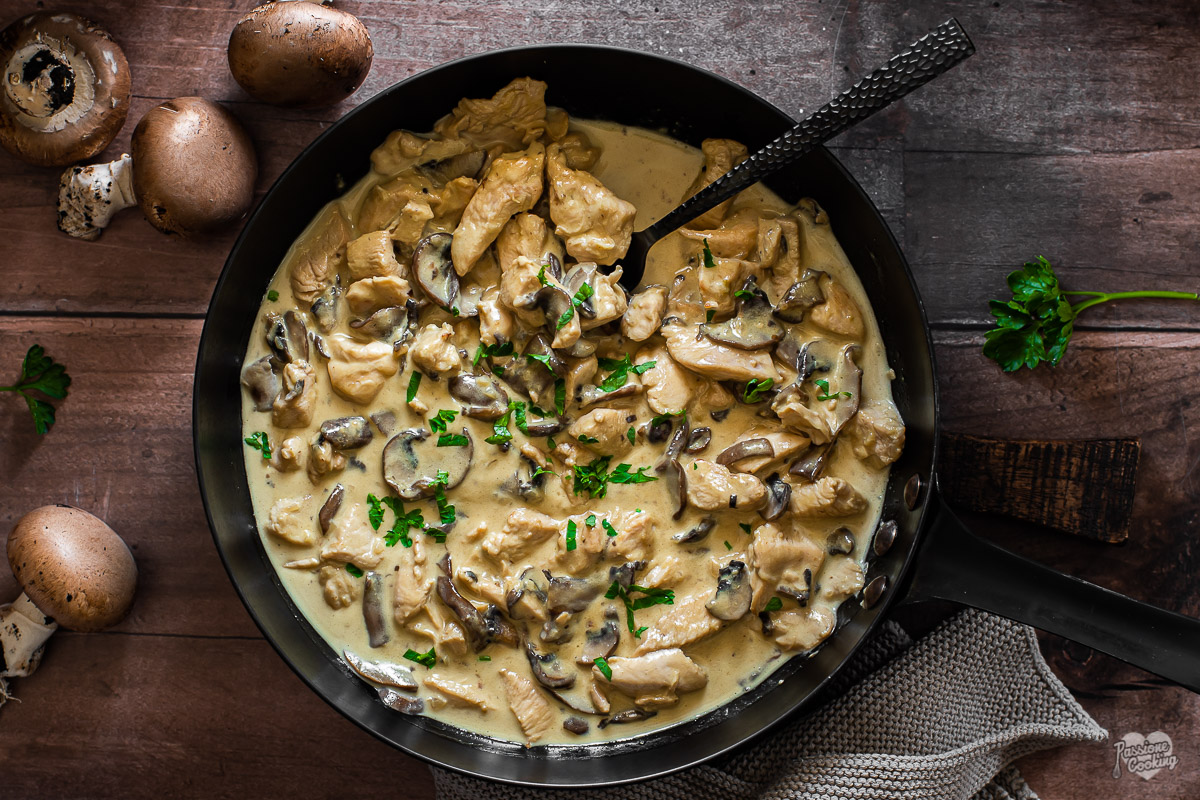 Tirinhas de frango com cogumelos champignon