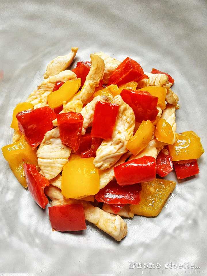 tirinhas de frango e pimentões salteados na frigideira