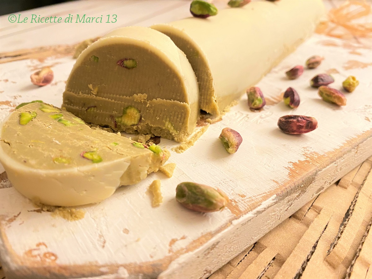 Torrone dos mortos com pistache e chocolate branco. Receita simples e rápida, apenas 3 ingredientes.