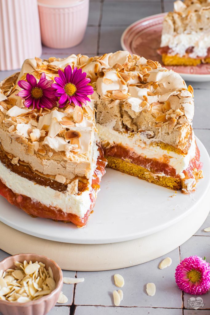 Torta de merengue com ruibarbo e creme de leite