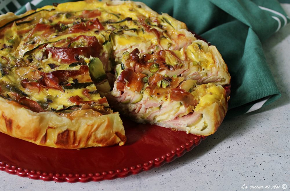 Torta folhada com mortadela e abobrinha