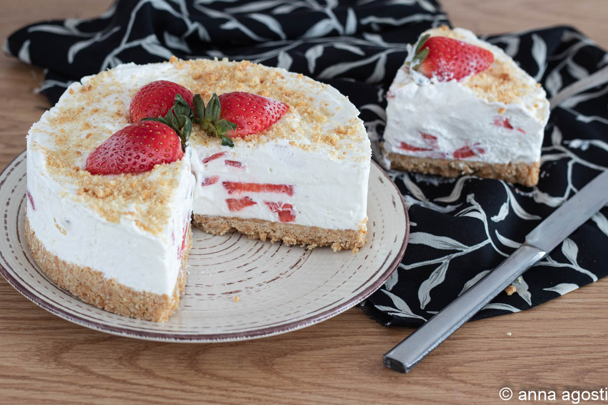 Torta gelada de morango e ricota