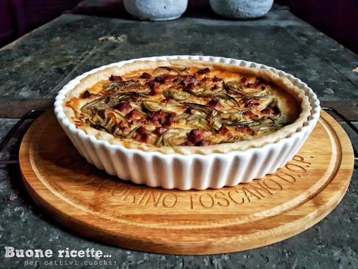 Torta salgada com alcachofras