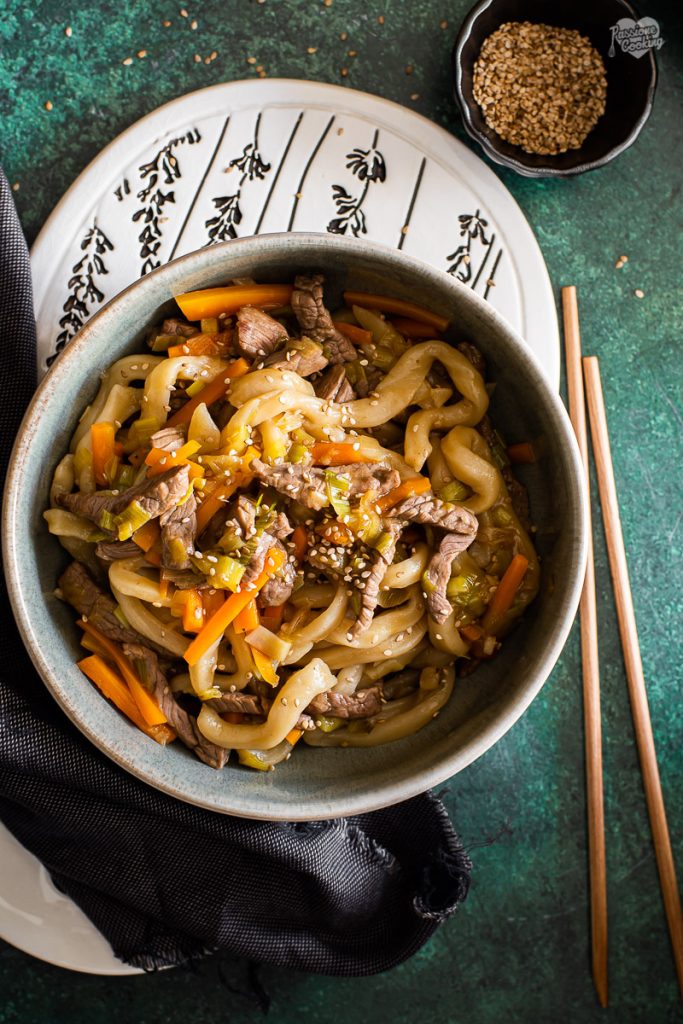Udon com carne e alho-poró