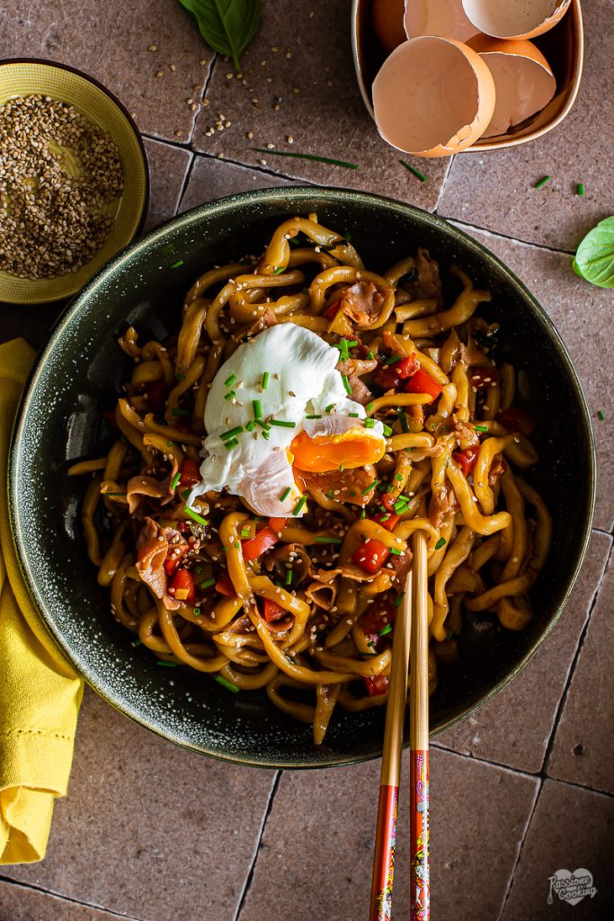 Udon noodles com presunto e ovo poché