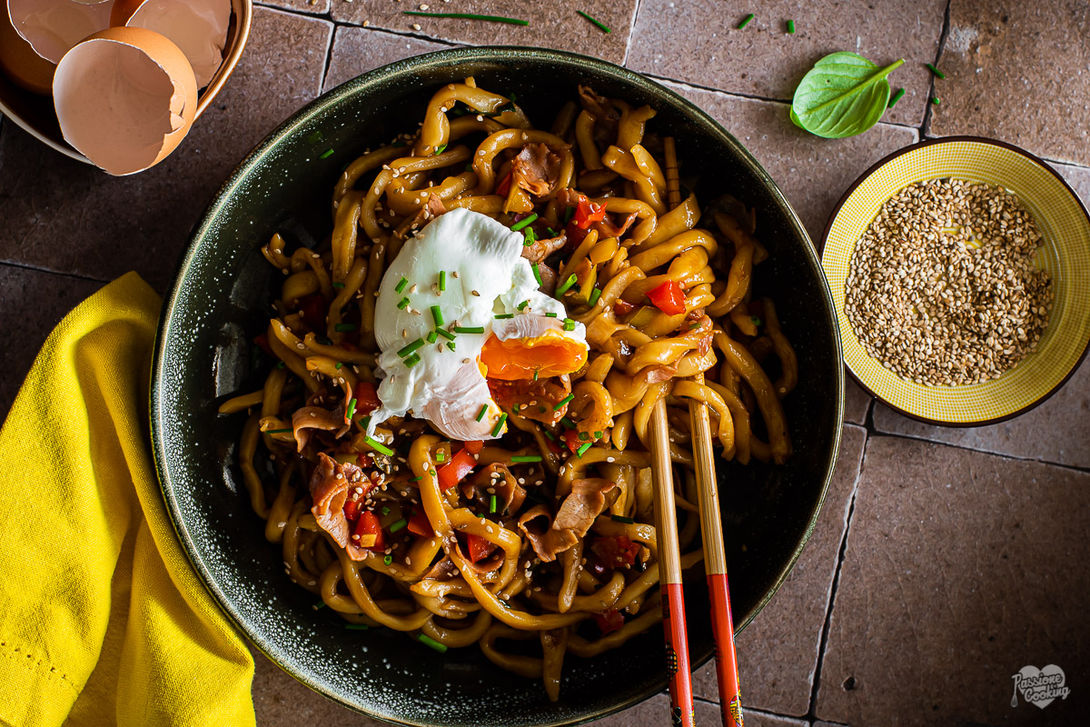 Udon noodles com presunto e ovo poché