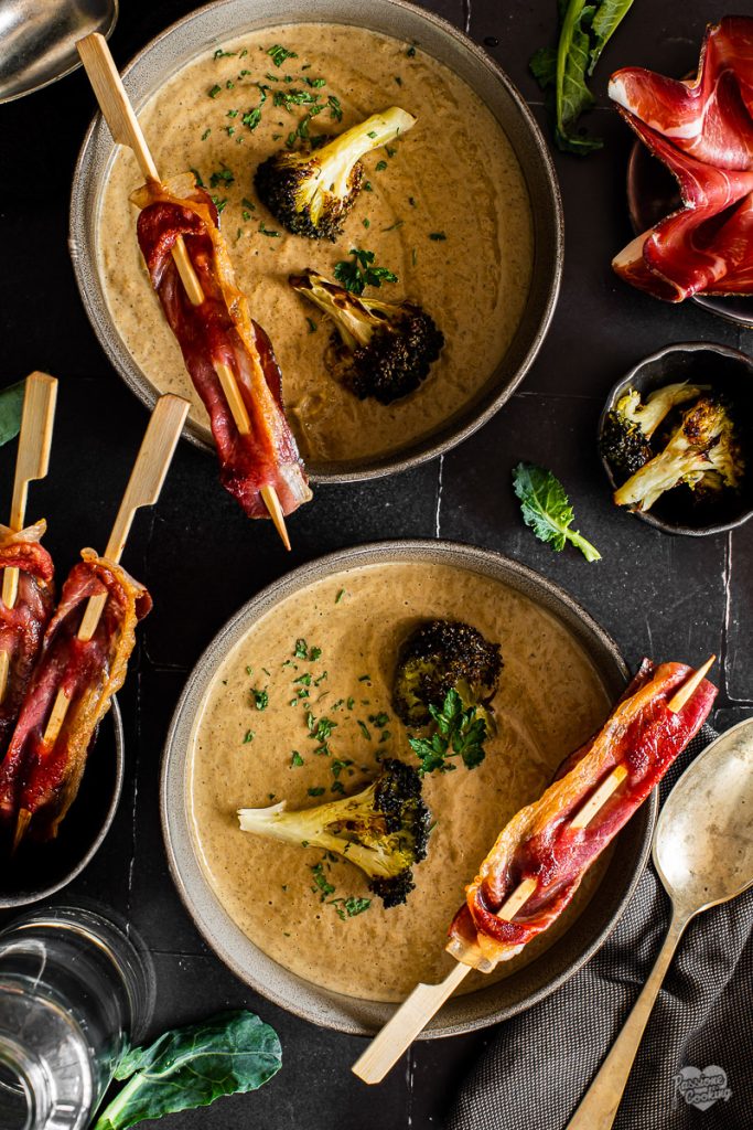 Creme de brócolis assada com espetinho de Speck Alto Adige IGP