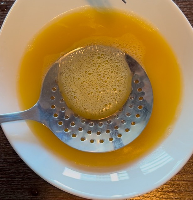 Remova a espuma dos ovos