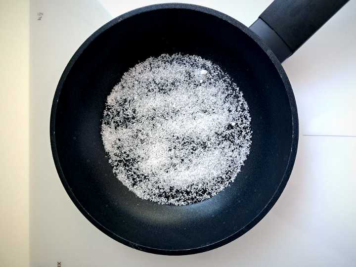 açúcar para caramelo na frigideira