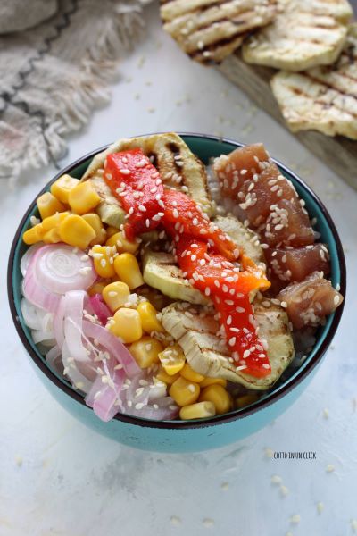 adicione mais sementes de gergelim, molho teriyaki e sirva