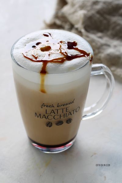 adicione mais topping de caramelo na superfície