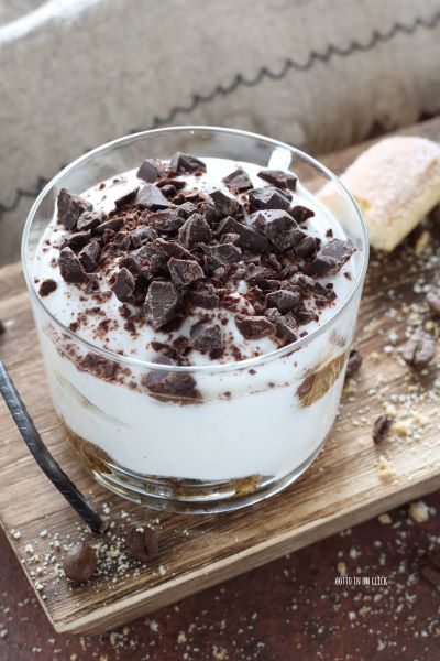 adicione sobre a superfície do tiramisù chocolate picado