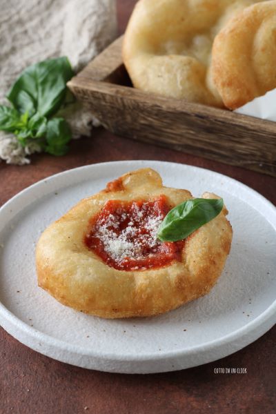 adicione uma folha de manjericão e sirva