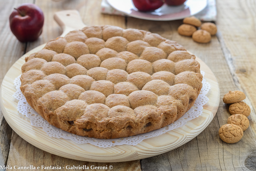 Torta Amamela com maçãs, amaretti e geleia