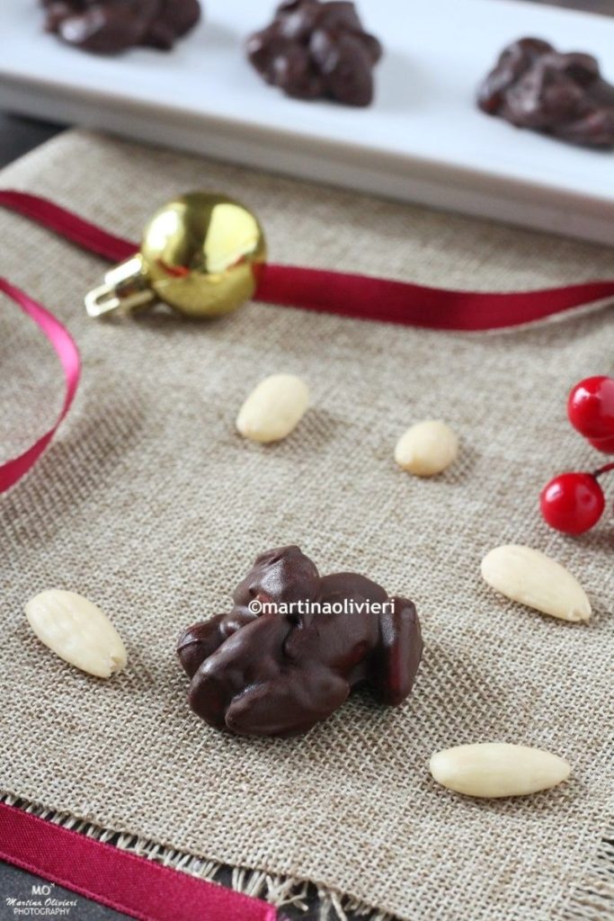 Amêndoas cobertas de chocolate