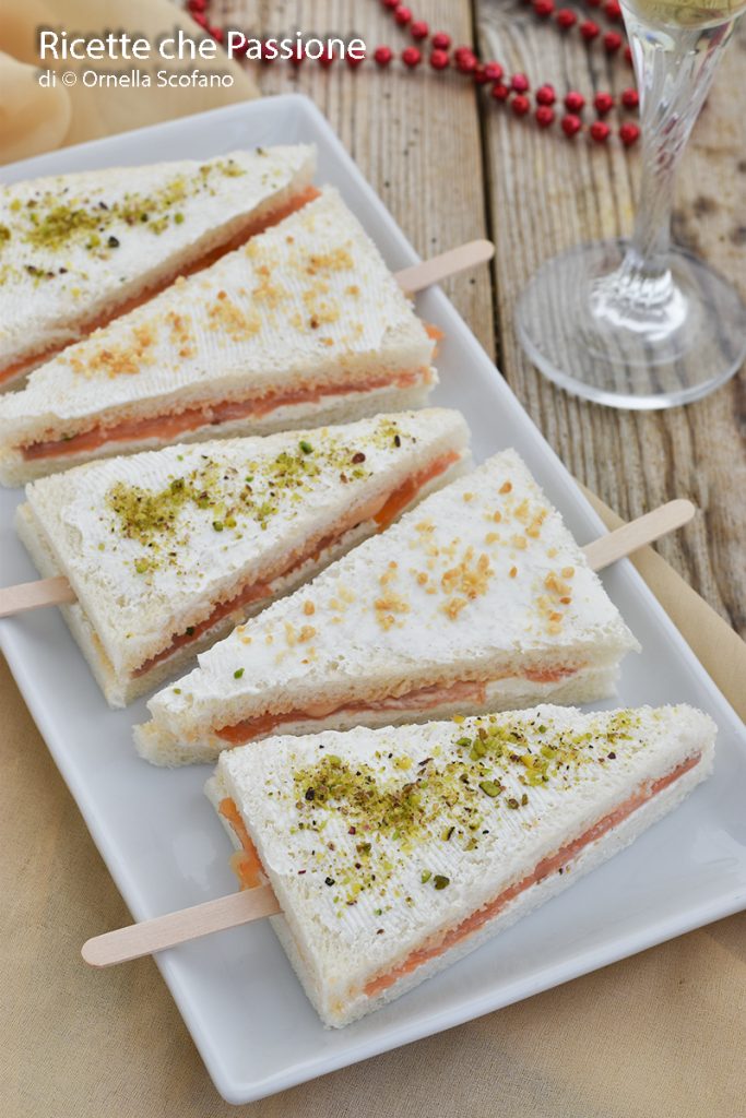 arvorezinhas de sanduíche com salmão defumado para o Natal