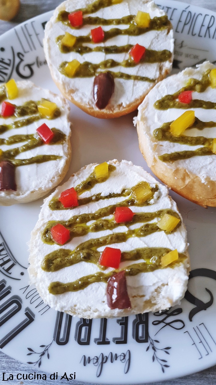 Torradinhas árvore de Natal com ricota e pesto