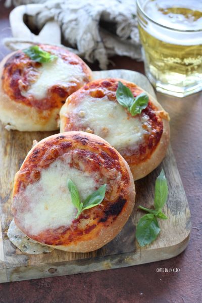 asse as pizzinhas no forno por 10 minutos, depois coloque a mussarela e termine a cozedura