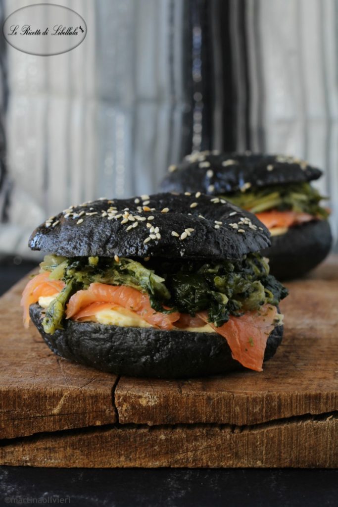 Bagel de carvão vegetal com salmão, brie e vegetais